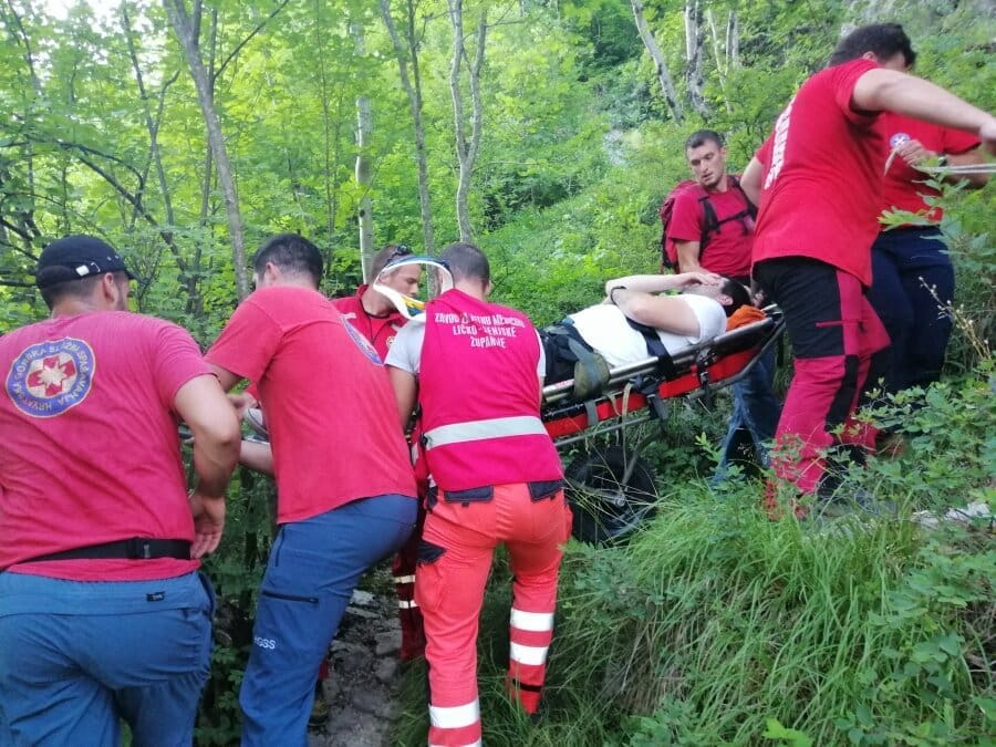 Mladić se poskliznuo sa slapa na Plitvičkim jezerima, spašavao ga HGSS