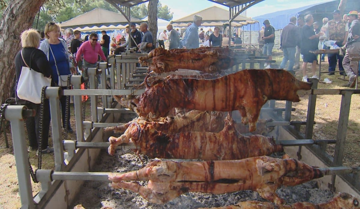 Benkovački sajam nakon tri mjeseca: Vrtili su se janjci, odojci, kupovala se stoka i alat