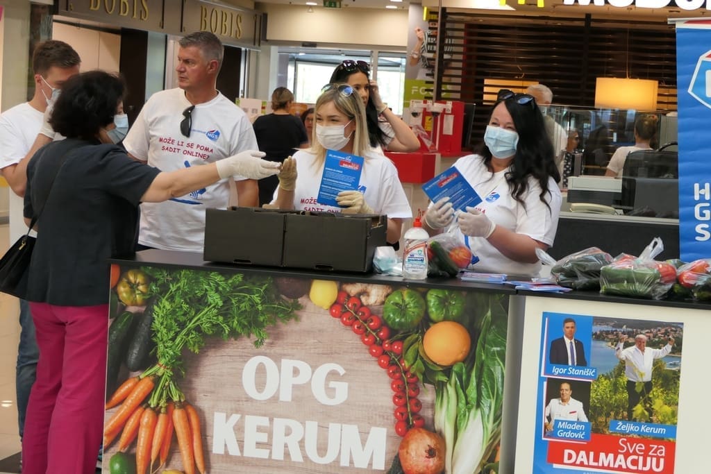 "MOŽE LI SE POMA SADIT ONLINE?" Članovi HGS-a posjetiteljima Jokera dijele kukumare i pome
