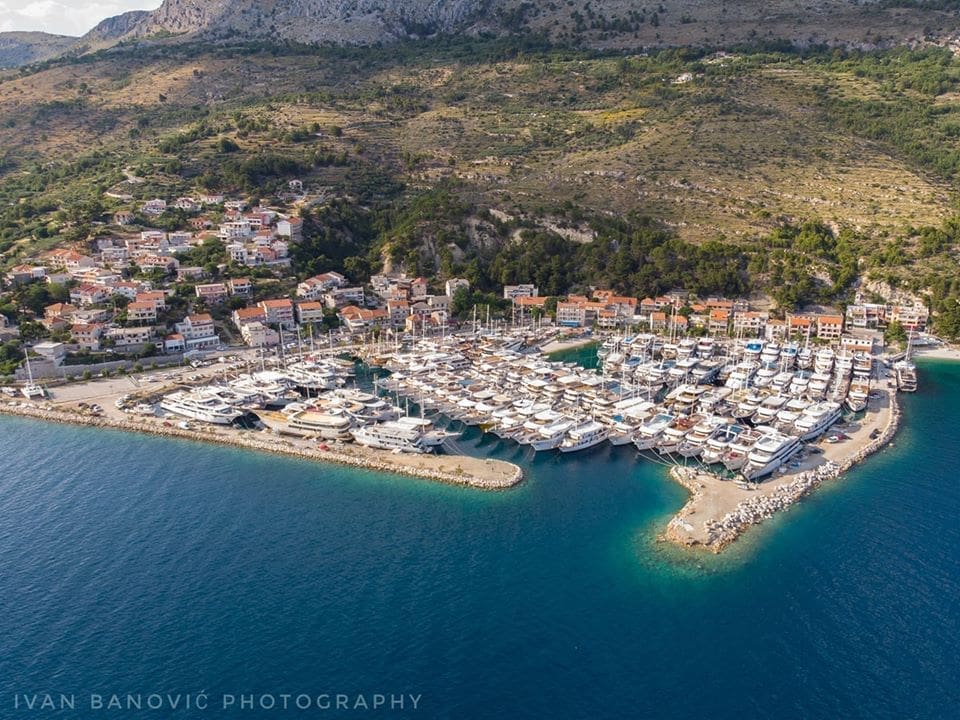 TONE BROD U KRILU JESENICE Više vatrogasaca je na terenu i pokušavaju ga spasiti. Doznajemo detalje