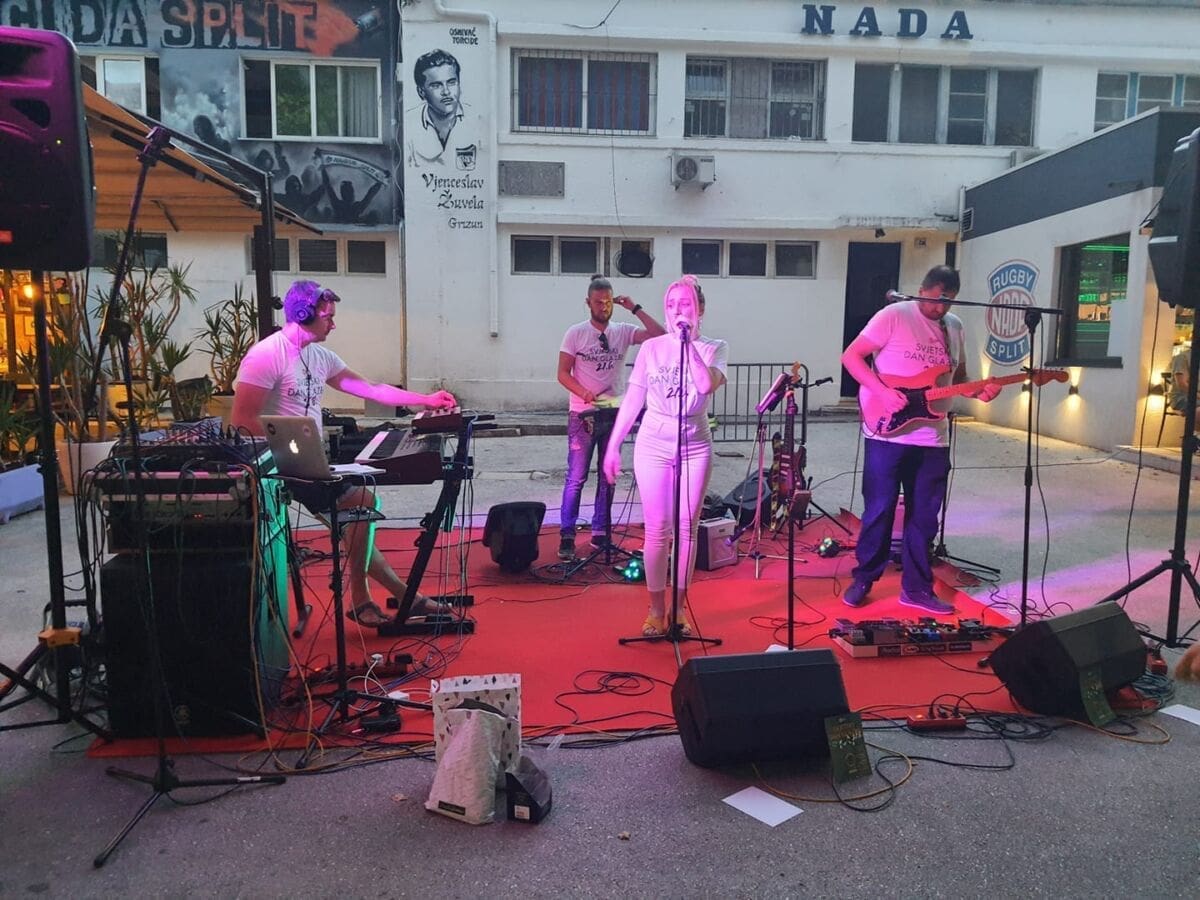 Split: Glazbenici obradovali prolaznike u Marmontovoj, na Starom placu i Voćnom trgu