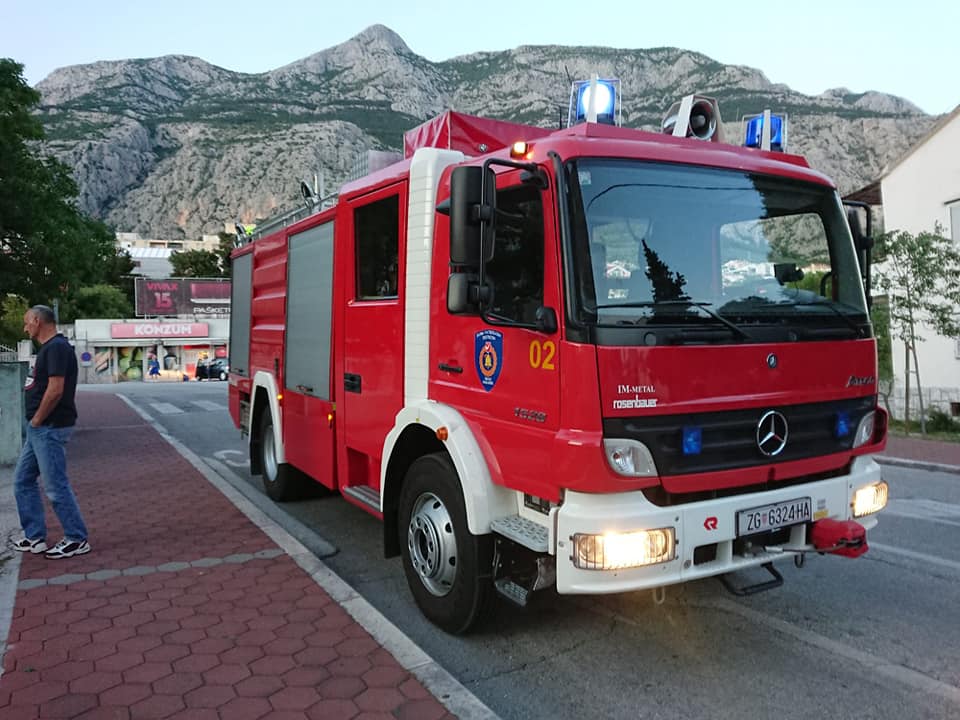 AKCIJA NA NOVU GODINU Neobična vatrogasna intervencija u Dalmaciji. Spasitelji iz Makarske brzo su reagirali, oslobodili su dijete iz sobe