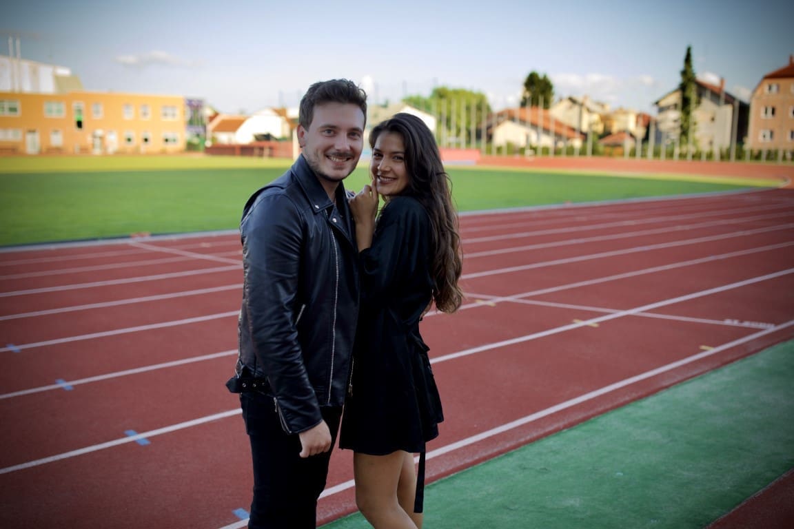 Pjevača djevojka izbacila iz kuće! Odvukao ju je na stadion i pred navijačima joj priredio šok...