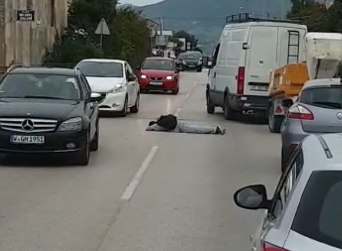 Muškarac ležao nasred ceste i ometao promet: “Gladan sam i ne mogu naći posao” Muskarac-cesta-1