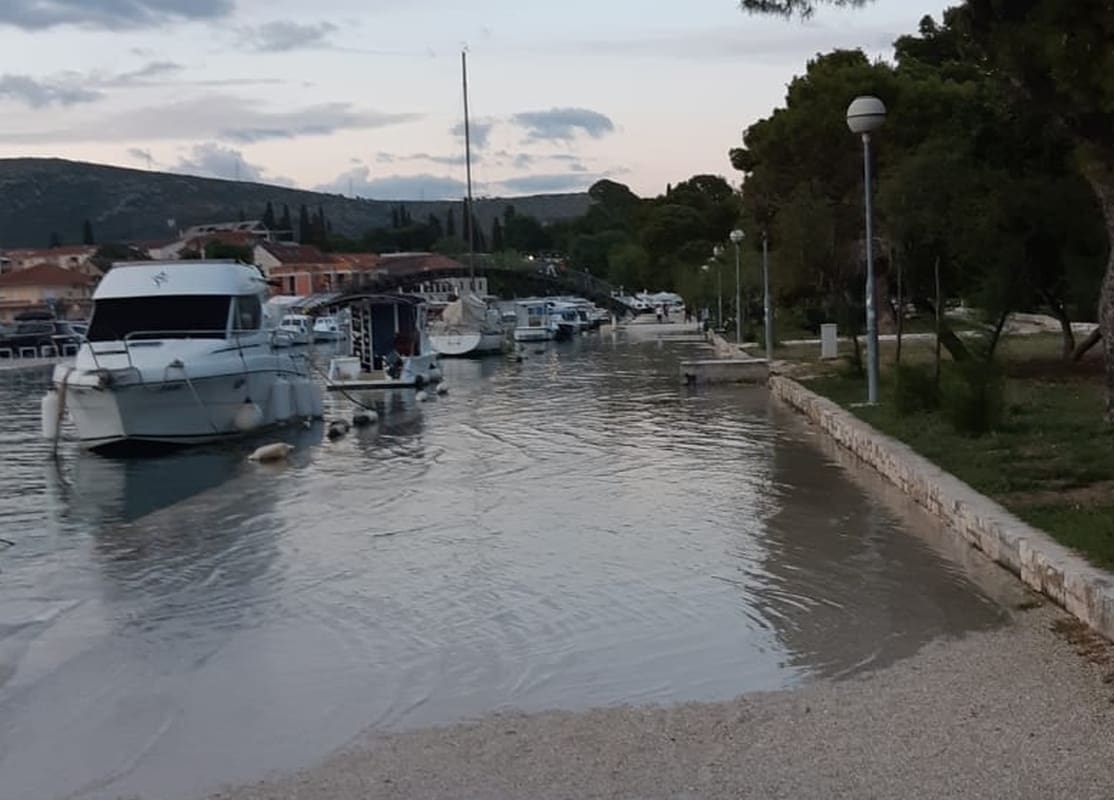 More se diglo i preplavilo dio trogirske rive