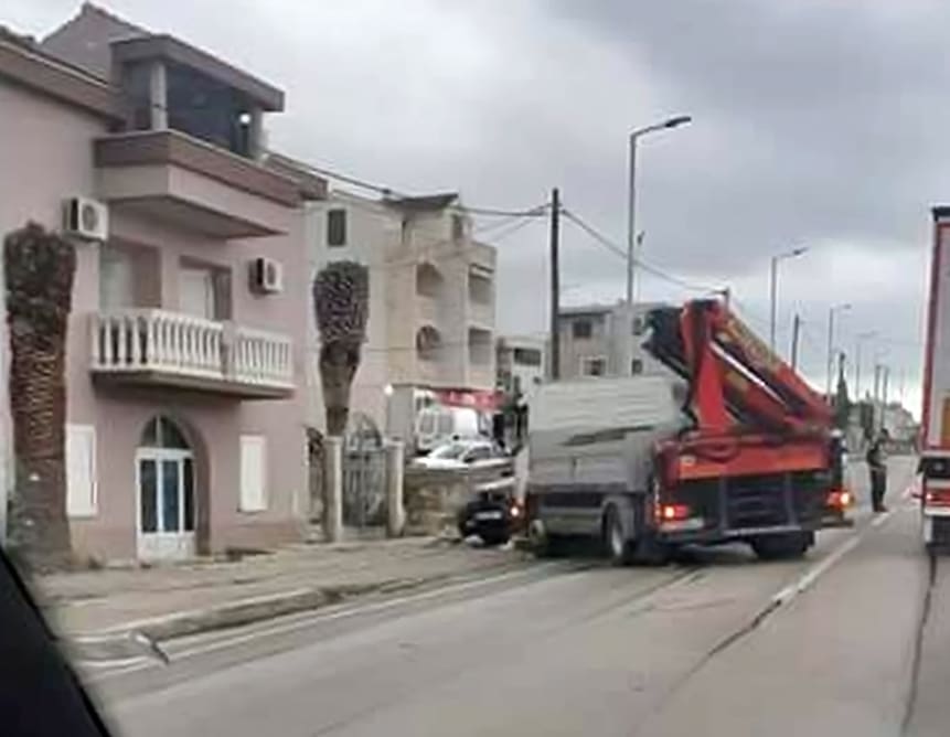 Sudar kamiona i auta na magistrali u Podstrani, promet se odvija naizmjenično: Jedna osoba hitno prebačena u KBC Split