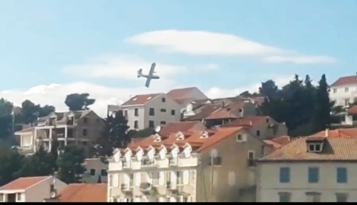 POŽAR NA BRAČU SE SVE VIŠE ŠIRI Dignute sve otočke vatrogasne snage, stigle zračne snage: Napravljen 700 metara dugačak prosjek