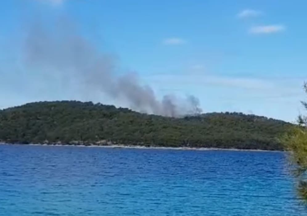 NEMA ODMORA ZA BRAČKE VATROGASCE Ponovno aktivan požar kod Milne, gori područje puno neeksplodiranih granata