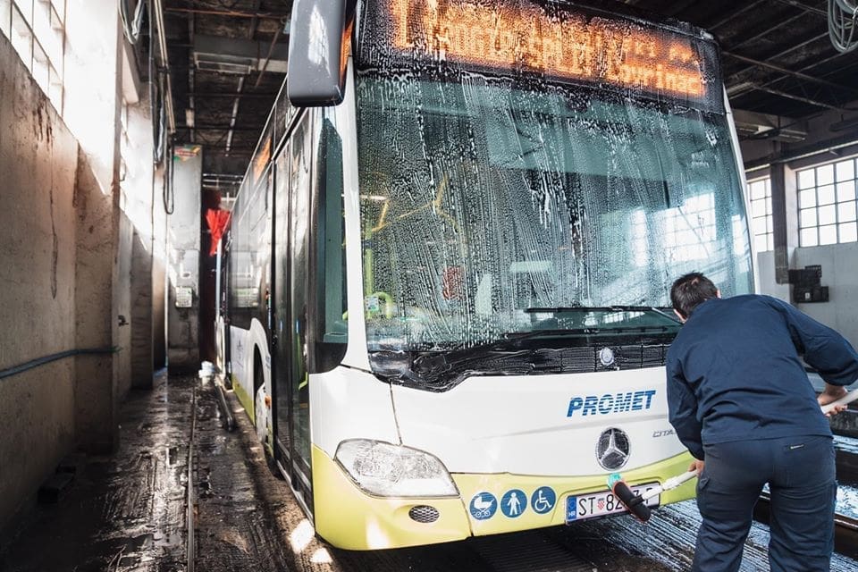 OBAVIJEST ZA PUTNIKE Od ponoći nove mjere: Nema ulaska u autobus bez maske