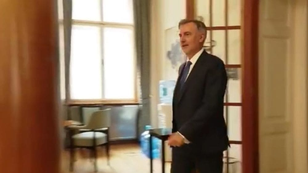 Škoro na Markov trg došao u pratnji tamburaša; Svirali vani dok je predavao izborne liste