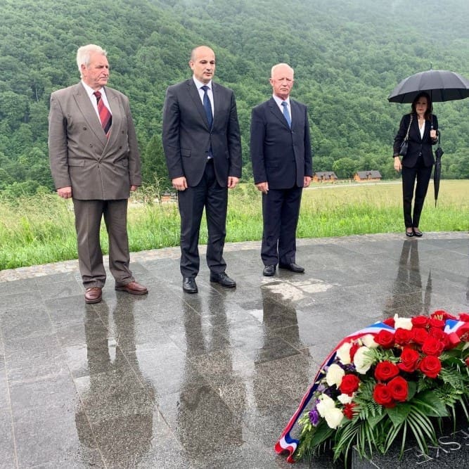 Položeni vijenci kod spomenika "Bitka na Sutjesci" i spomenika palim borcima Druge dalmatinske brigade u Donjim Barama