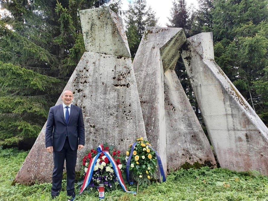 spomenik-vijenc-donje-bare(7)