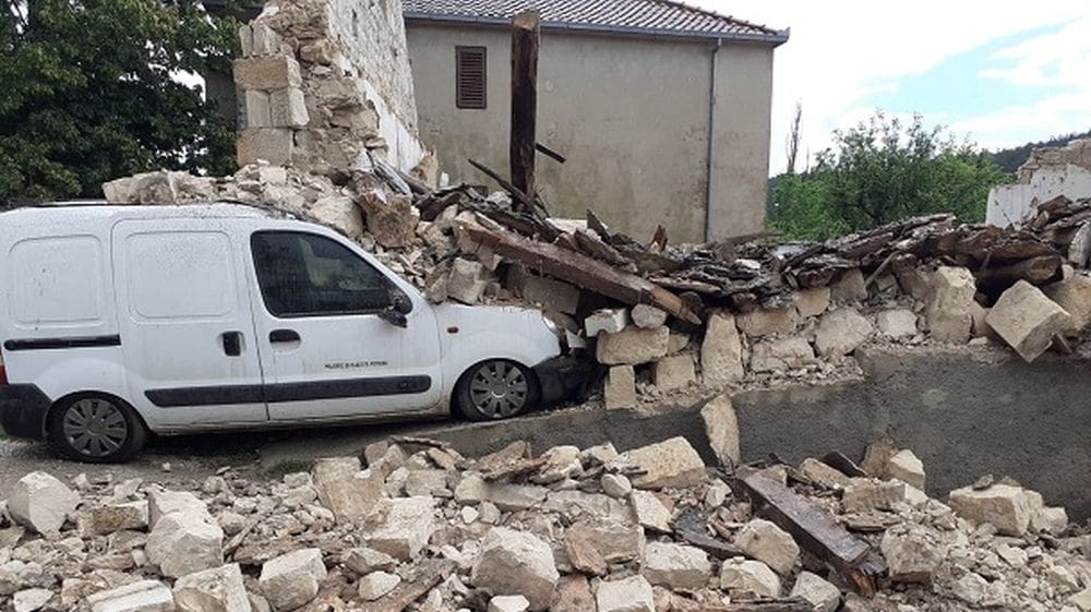 U DALMATINSKOJ ZAGORI Uslijed grmljavinskog nevremena urušila se kuća, oštećen automobil u blizini