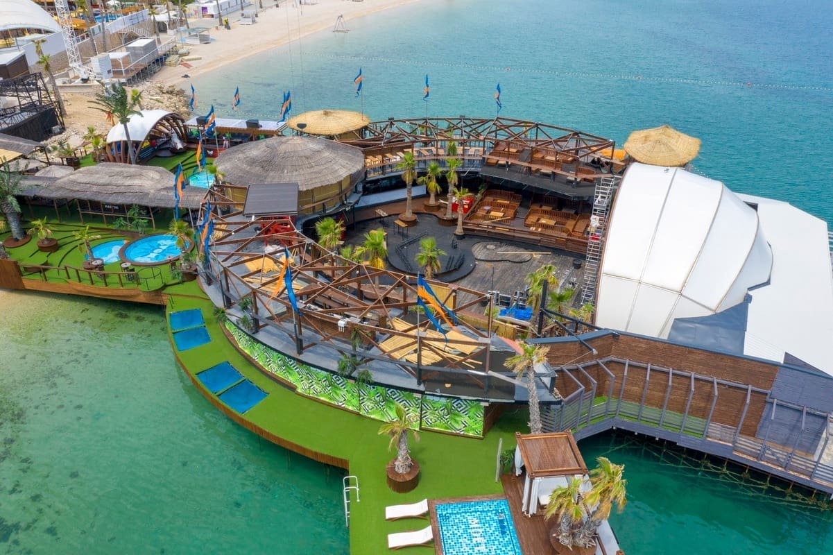 Od danas noćni klubovi, barovi i kafići smiju raditi samo do ponoći