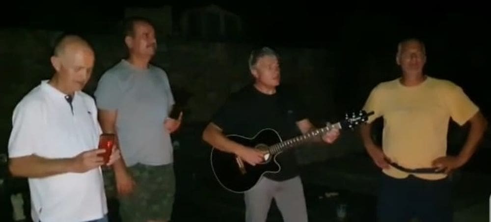 MOŽE LI DIRLJIVIJE? Luški prijatelji bez pompe zapjevali na grobu Olivera i Aljoše
