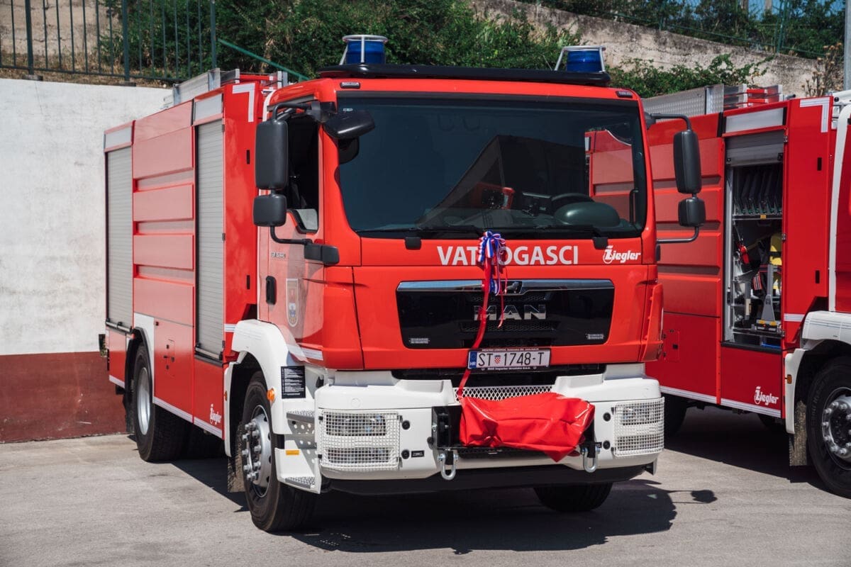 ALARM PROBUDIO SPLIĆANE Vatrogasci u noćnoj akciji u splitskoj školi