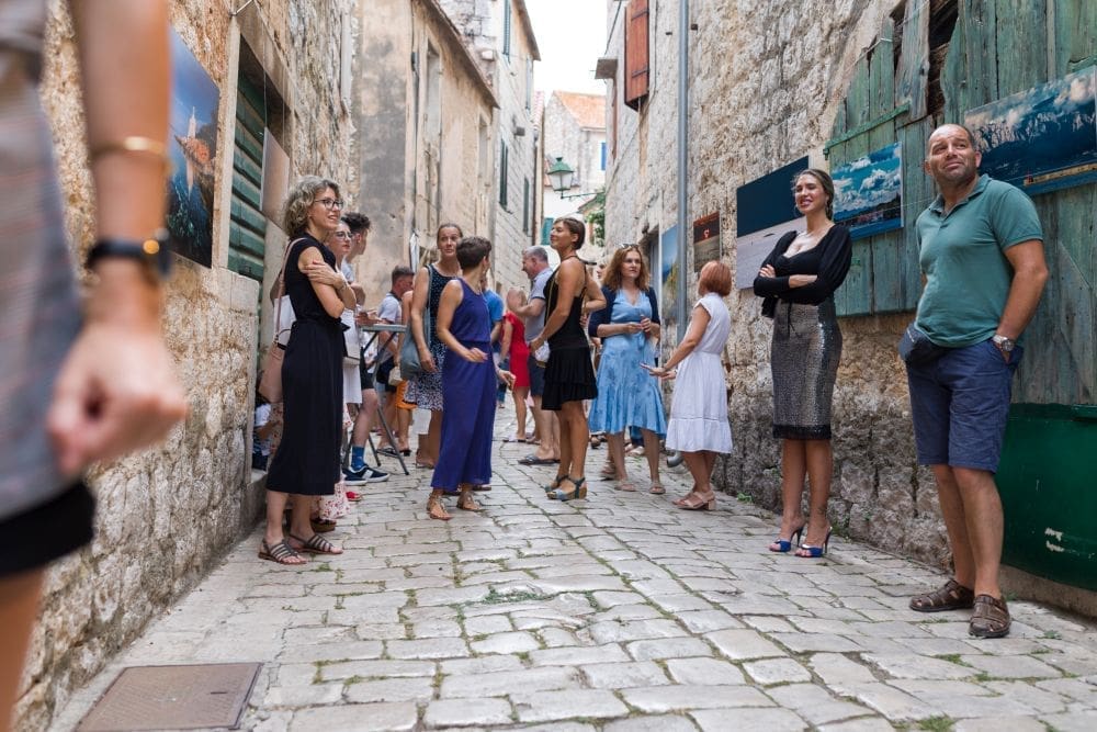 U Starom Gradu otvorena izložba "Fõr Seascape"; Pogledajte kako su posjetitelji uživali u fotografijama, hvarskom malom plavcu, paprenjacima i soparniku