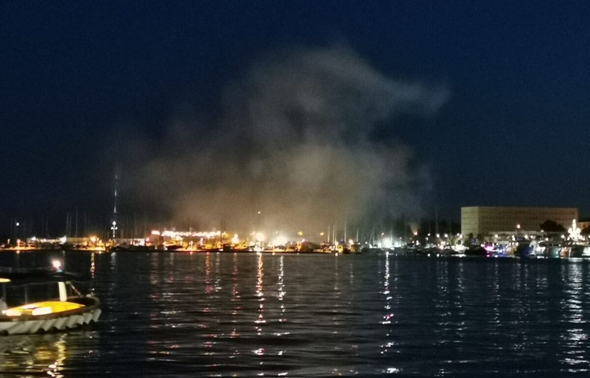 Čitatelji: Digao se dim iznad marine na Sustipanu