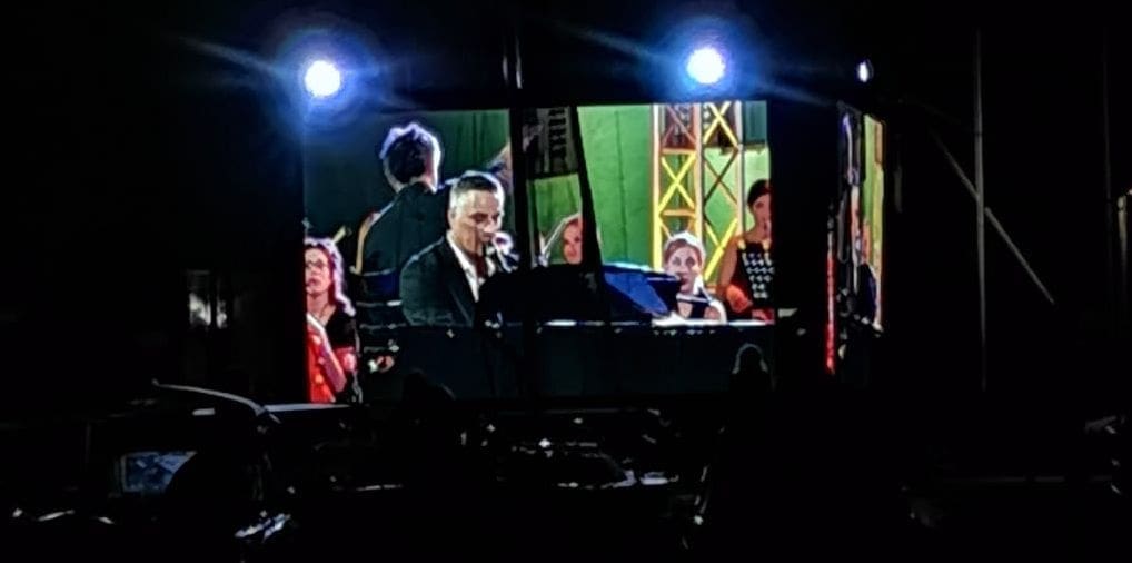 Petar Dragojević s velikom emocijom izveo "Trag u beskraju": "Oliver ju je piva za moj prvi ples"