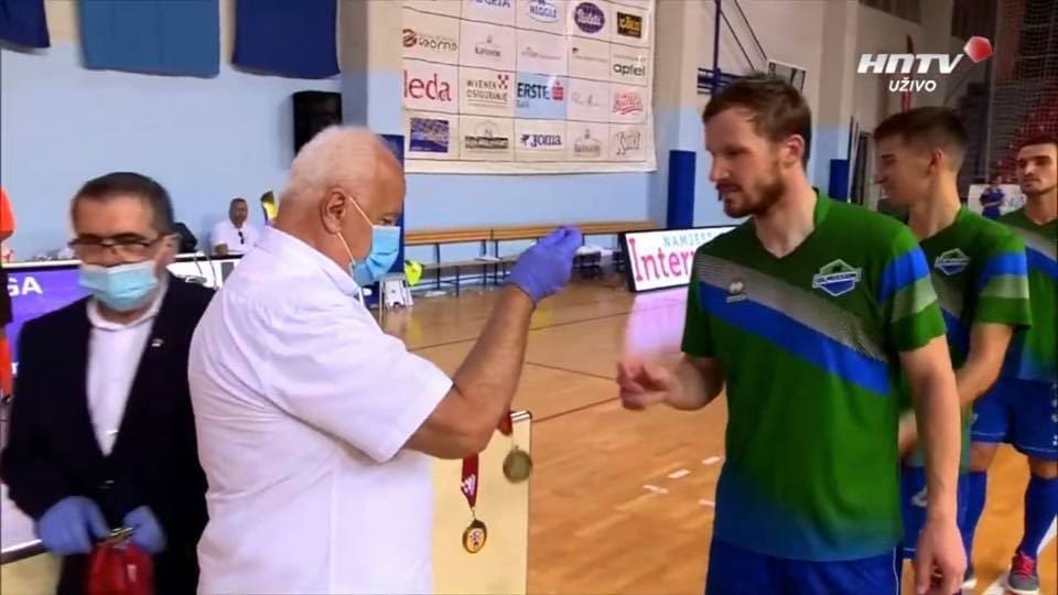 Oglasio se HNS: "Durlen i Čižmešija nisu dobili rješenje o samoizolaciji niti preporuku da ostanu kod kuće"