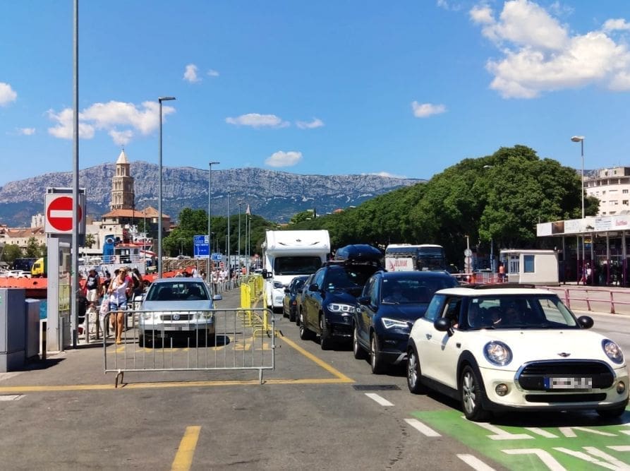 TURISTI SU SE VRATILI U GRAD: Zagužvalo u splitskoj trajektnoj luci