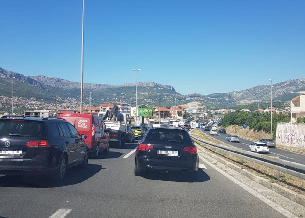 NAORUŽAJTE SE STRPLJENJEM: Ogromne gužve na izlazu iz grada