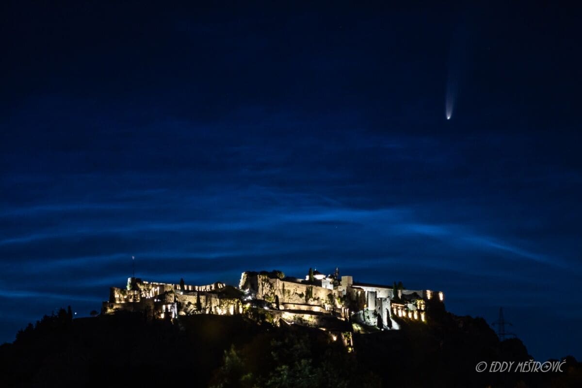 "BIBLIJSKI" PRIZOR "Zvijezda repatica" iznad Kliške tvrđave, pojavili se rijetki svijetleći oblaci