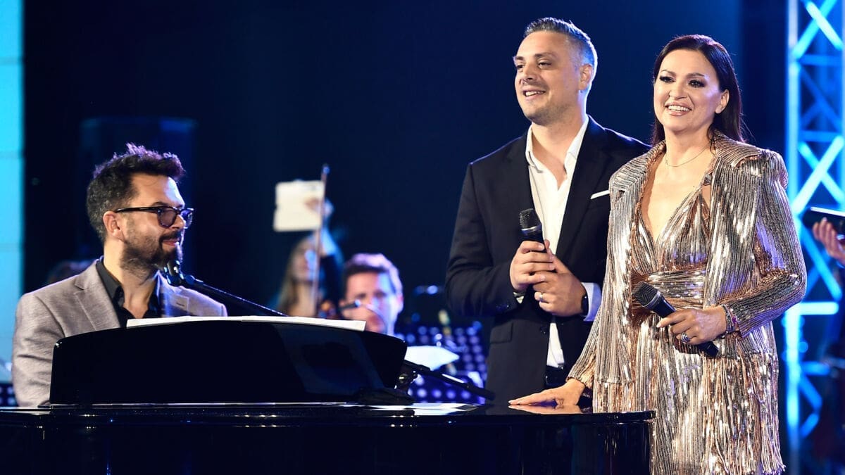 Vela Luka obilježila dvije godine od odlaska Olivera Dragojevića: Pjevalo se na pozornici, rivi, brodovima, cesti, u kafićima...