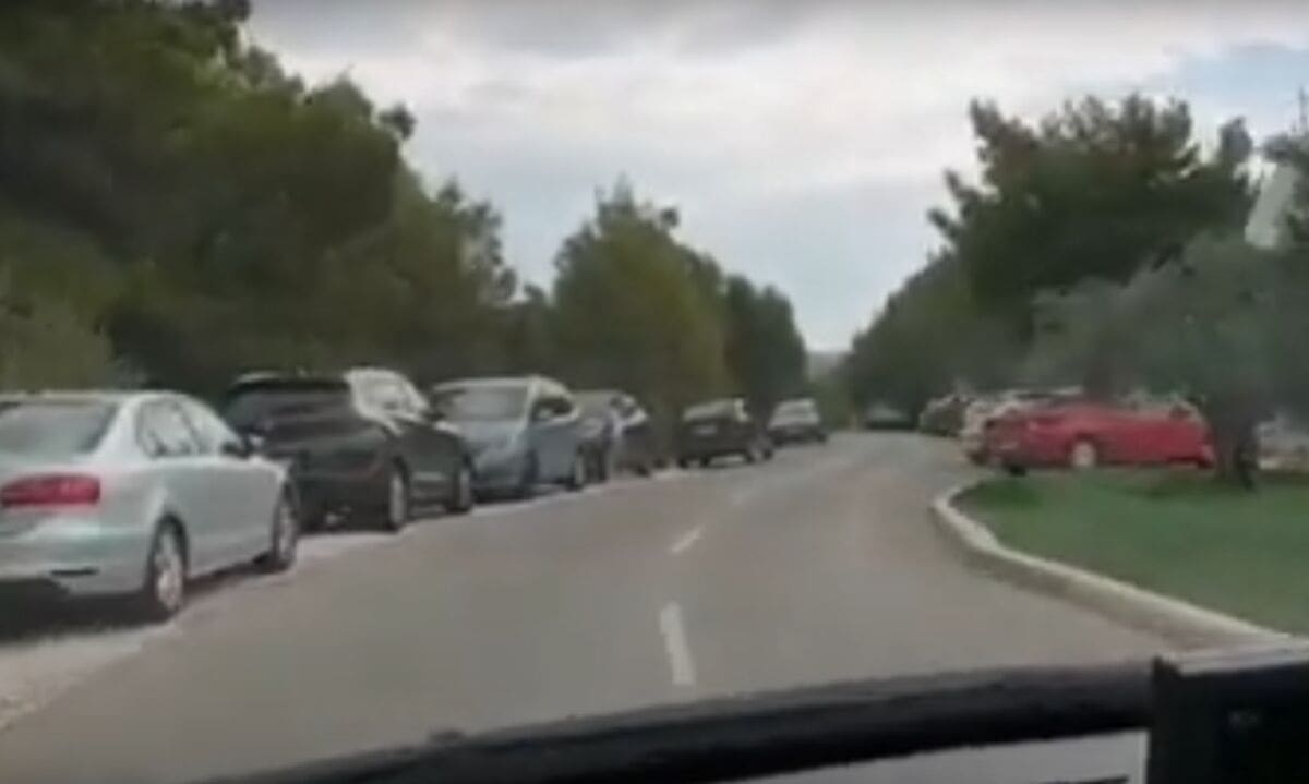 Ovo mjesto na dalmatinskom otoku je na "udaru" turista: "Parkiraju se kilometrima uz cestu"
