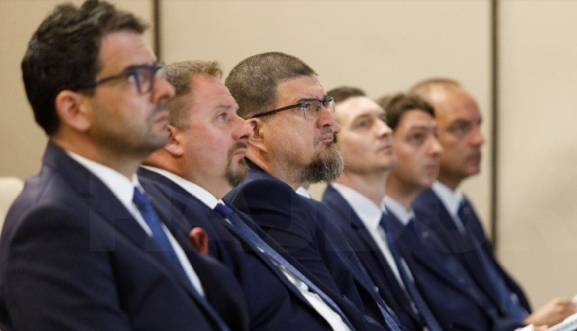 Nadzorni odbor Hajduka oglasio se priopćenjem: "Nadzorni odbor će nastojati prevladati ovu višeslojnu krizu u skladu sa zakonskim i statutarnim ovlastima"