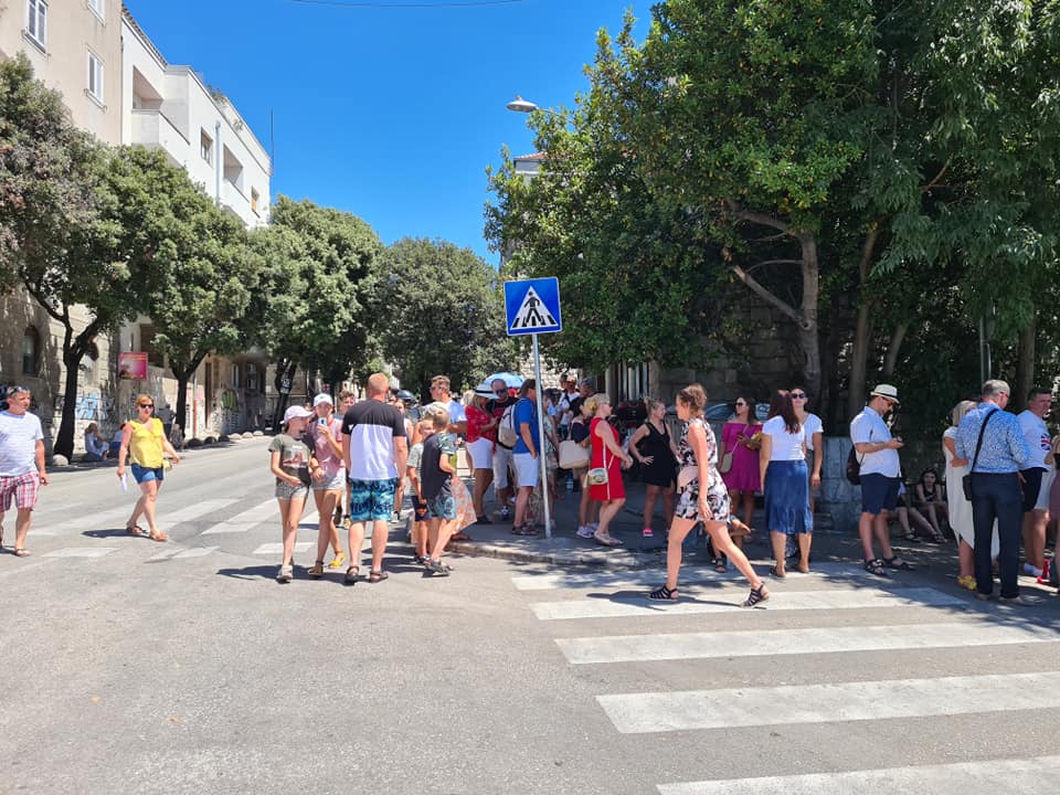 POMAMA POLJAKA ZA GLASOVANJEM U SPLITU Redovi su ogromni, čak do Gripa. Morala intervenirati hitna