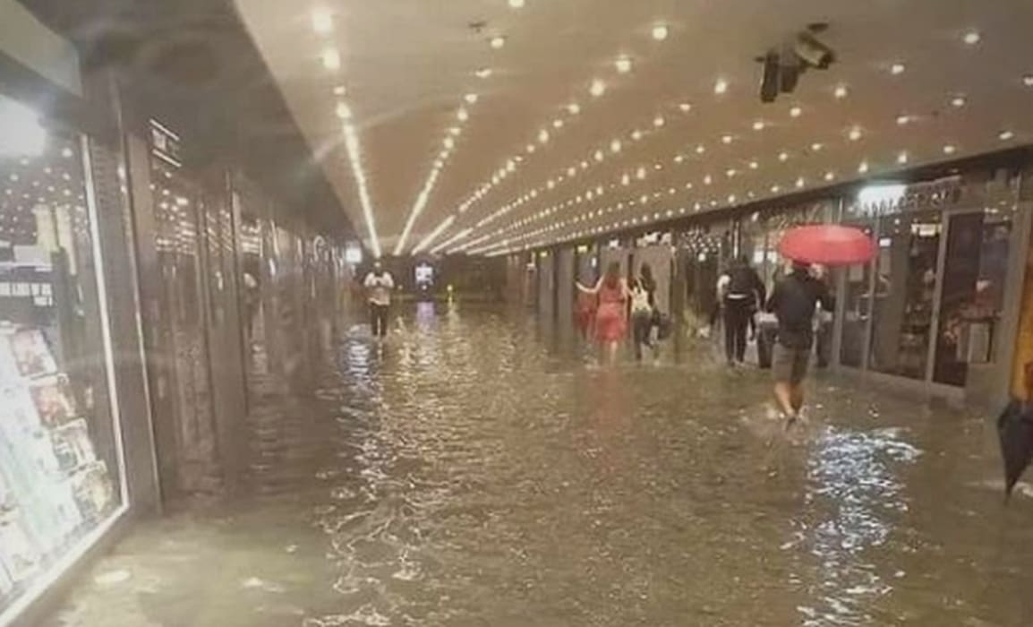 EKSTREMNO NEVRIJEME U DIJELOVIMA ZEMLJE U Zagrebu plivali automobili, nevrijeme teško pogodilo centar grada