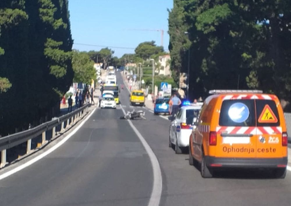 PROMETNA U DUĆAMA: Sudar motocikla i dva auta, jedna osoba prevezena u bolnicu