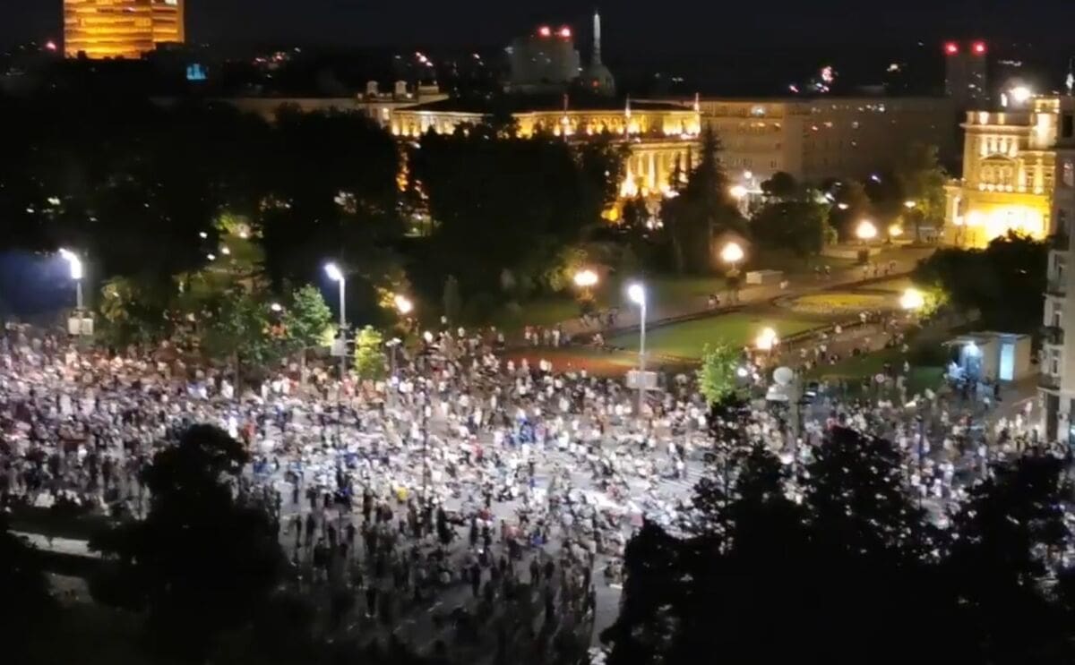 NEREDI U BEOGRADU Novi obračun: Maskirani tipovi počeli sukob s mirnim prosvjednicima