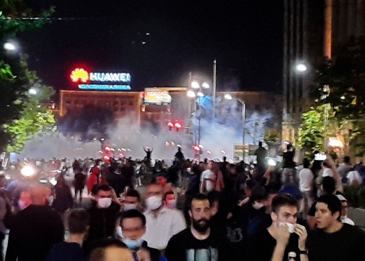 Tisuće ljudi prosvjeduju u Srbiji, prosvjednici bacaju baklje i topovske udare