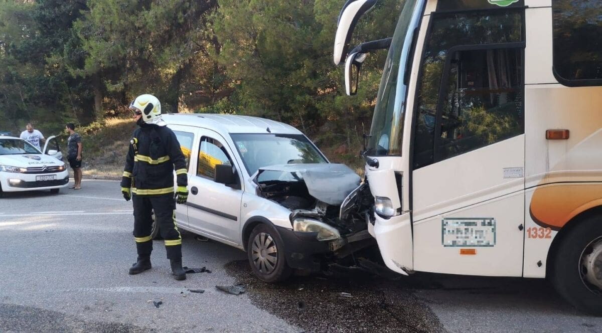 FRONTALNI SUDAR AUTOBUSA I AUTA Intervenirali supetarski vatrogasci