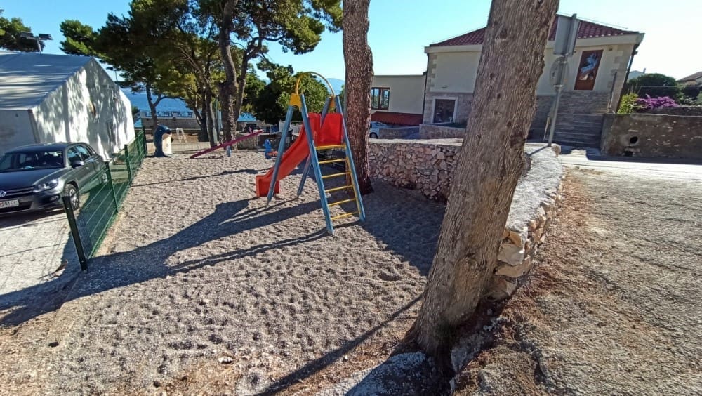 Otvoreno novo, treće dječje igralište u Sutivanu
