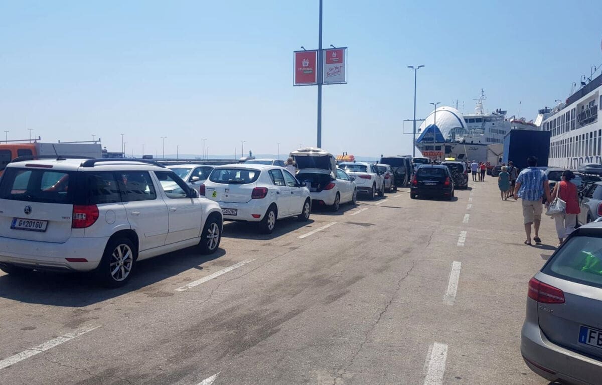 POMAMA ZA HVAROM Trajekt pun k'o šipak: "Poslagali su nas ka' srdele, morali su spustiti i drugi kat garaže"