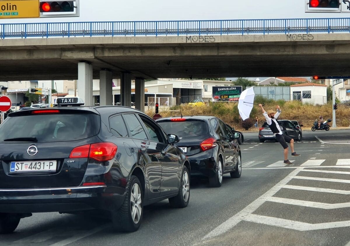 'ODNIO' GA KIŠOBRAN Neočekivana scena iznenadila vozače na izlazu iz Splita
