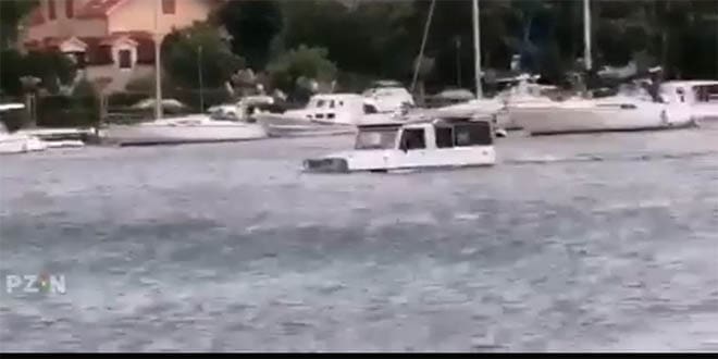 VIDEO KUDA PLOVI OVAJ AUTO? Napravio đir po moru u Omišu