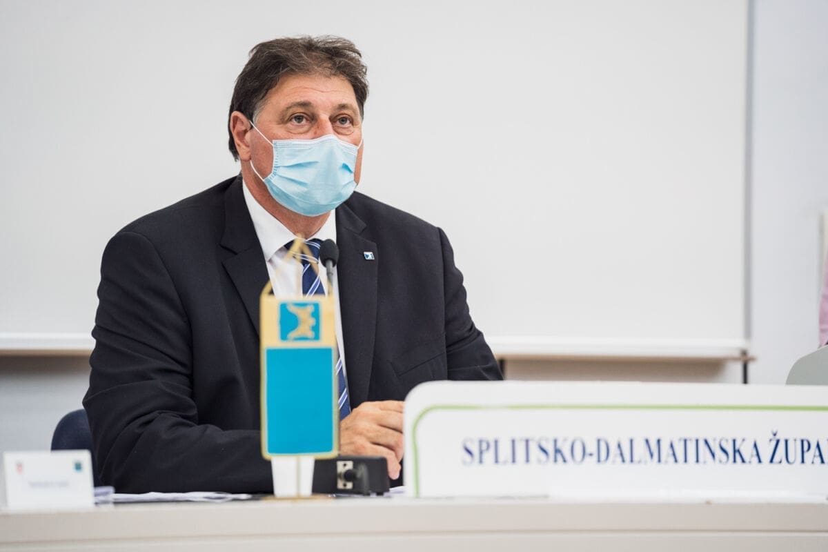 BURNA SJEDNICA ŽUPANIJSKE SKUPŠTINE Petroslava Sapunara oporba nije uspjela srušiti