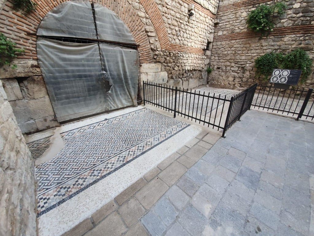 Završeni radovi u Arhiđakonovoj: Novom odvodnjom spašava se kasnoantički mozaik, jedan od najznačajnijih u Palači