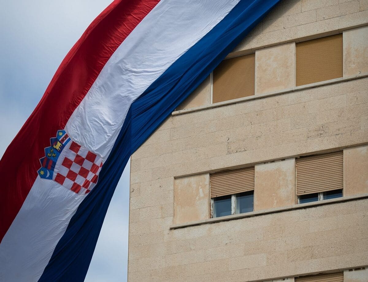 Niz Banovinu spuštena 22-metarska trobojnica: "Istaknite hrvatsku trobojnicu na prozore i na terace svojih kuća"