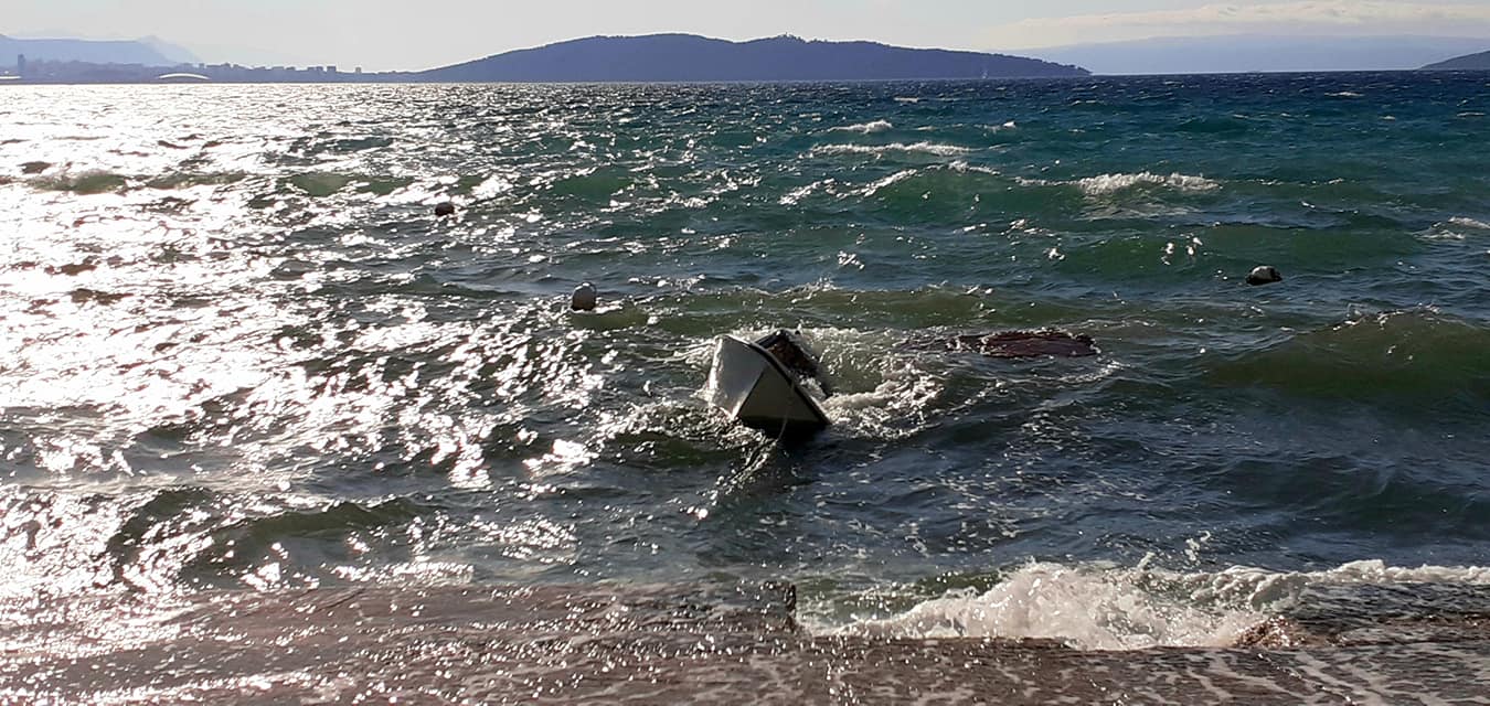 JUGO DONIJELO BROJNE PROBLEME NA MORU U Kaštelima potopilo brodicu na vezu