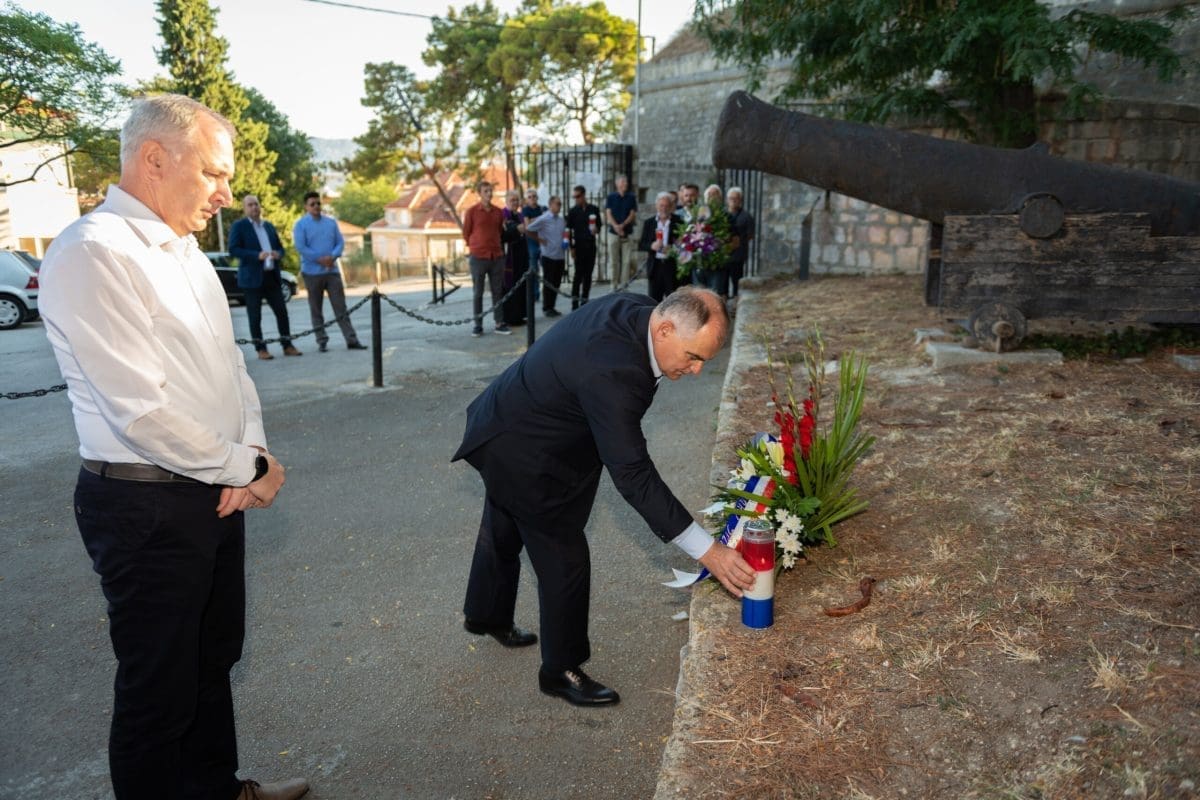 Na Gripama odan pijetet svim žrtvama totalitarnih režima 20. stoljeća
