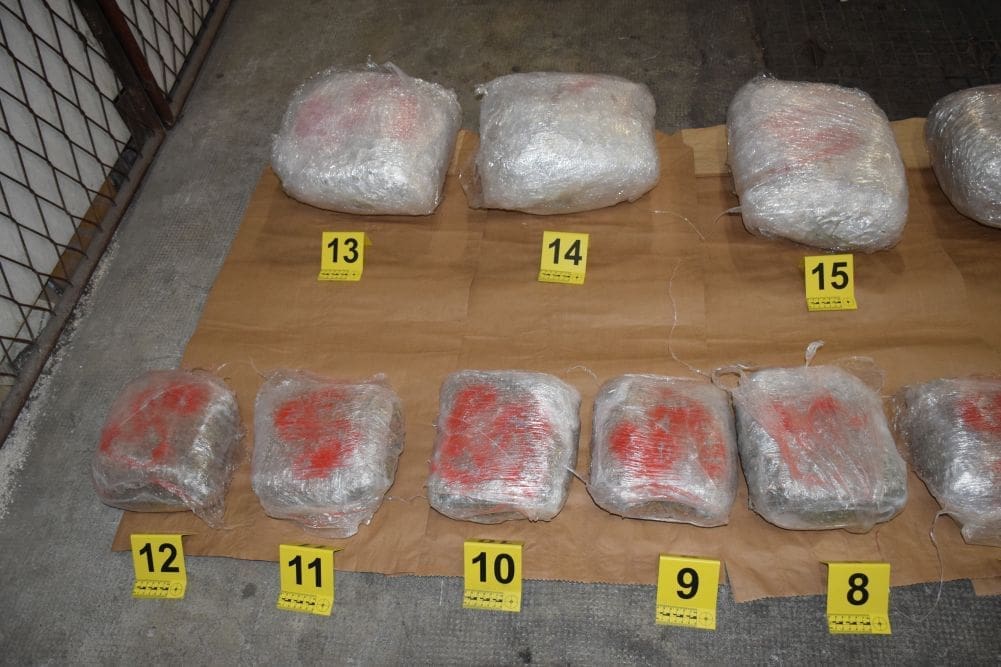U KAŠTEL SUĆURCU: Policija u parkiranom autu našla 25 paketa marihuane