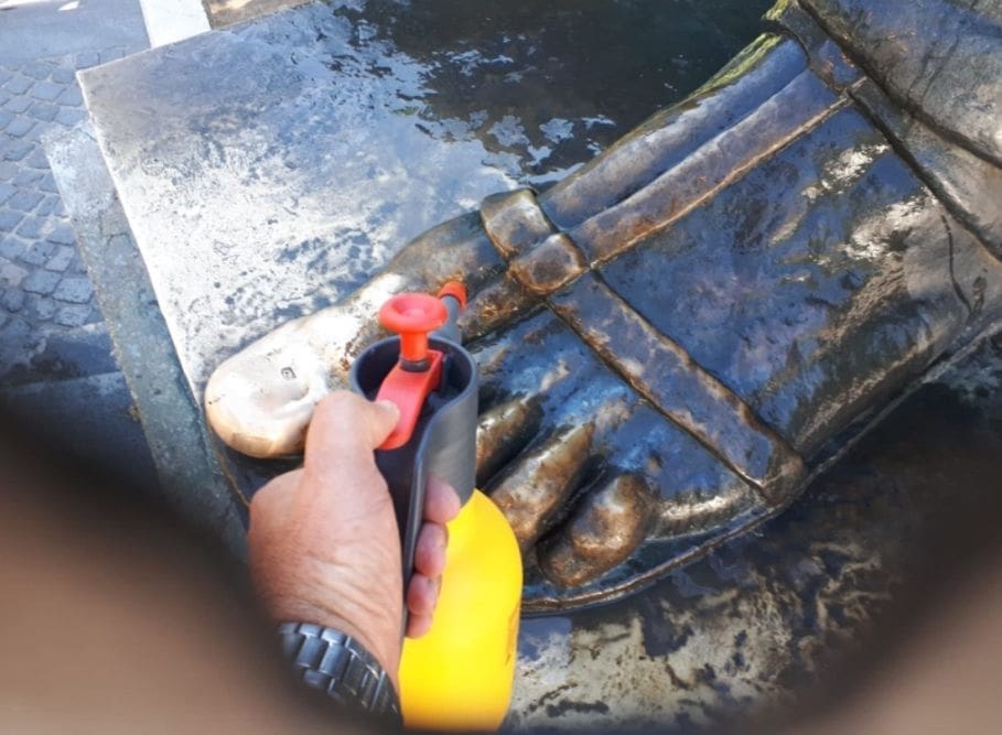 TURISTI GLEDALI U ŠOKU Žena razmazala govna po kipu Grgura: "To je sotona!"