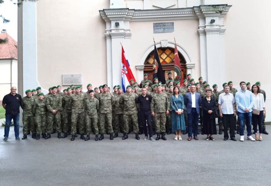 Uručene beretke novim Gromovima povodom obljetnice VRO Oluja