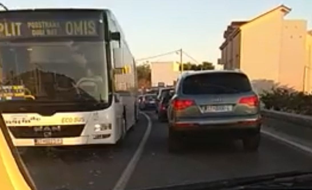 "E TO SU NAŠA POSLA" Vozilom u kvaru išao u najgoru uru od Splita prema Omišu, nastala kolona