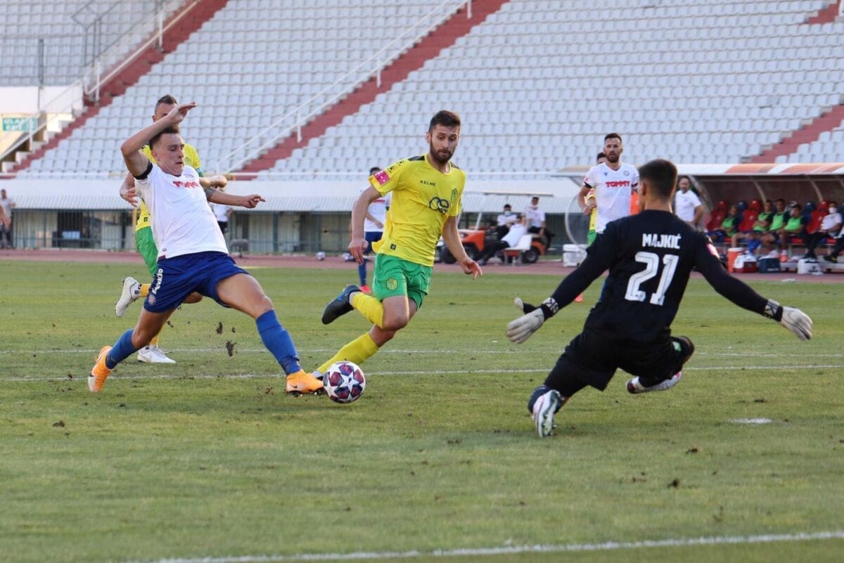 IZVJEŠĆE POLUVREMENA Hajduk – Istra 1961 0-0: „Forza Bijeli“ na sjeveru, minuta šutnje za legendarnog Sisgorea i tvrdo nadigravanje